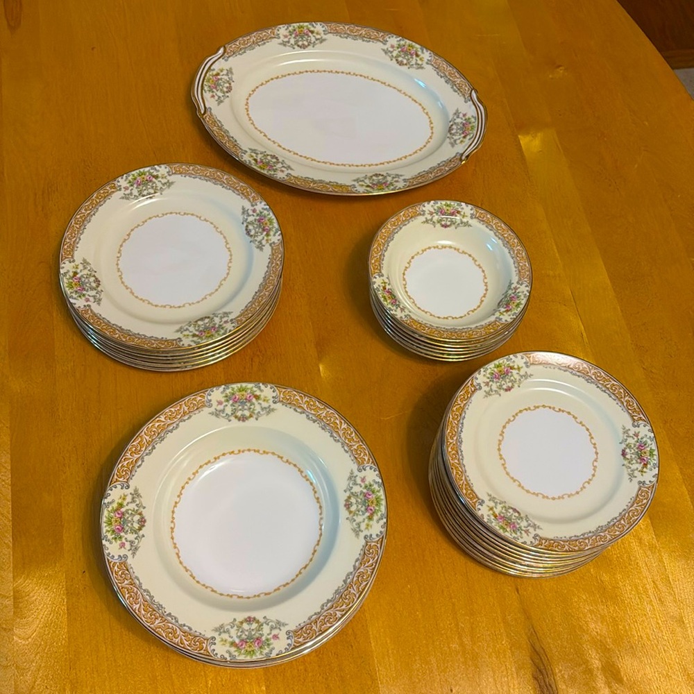 Beautiful Vintage Noritake Mystery #56  31-Piece Porcelain Dish Set